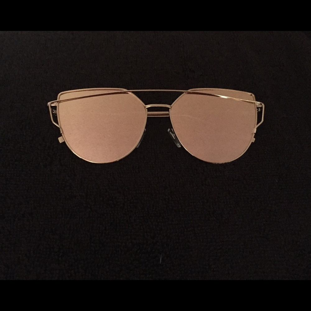 Rose Gold Mirror Sunnies 😎